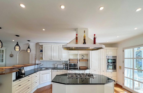 Quinta das Raposeiras Villa | 7 Bedrooms Main House + Bungalow + Private Pool