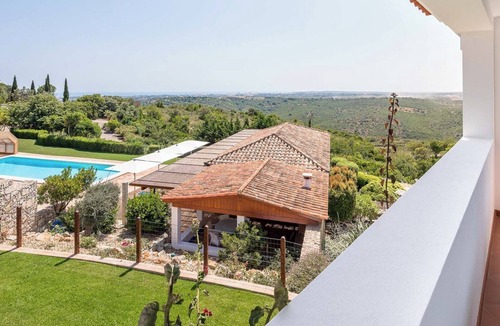 Albufeira Villa | A happy family home boasting lovely gardens and 2 swimming pools