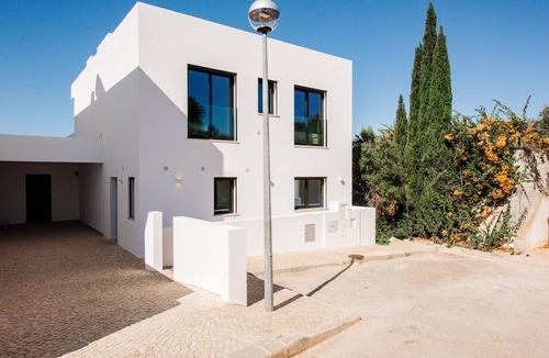 Salema Villa | A Luxury Vila located in Salema- Sleeps 6/8 - 8 mins walk to the beautiful beach