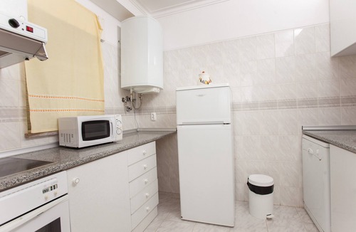 Castelo Apartment | Apartment A Ramos Apartamento Palmeira Galé with Sea View, Shared Pool, A/C & Wi-Fi