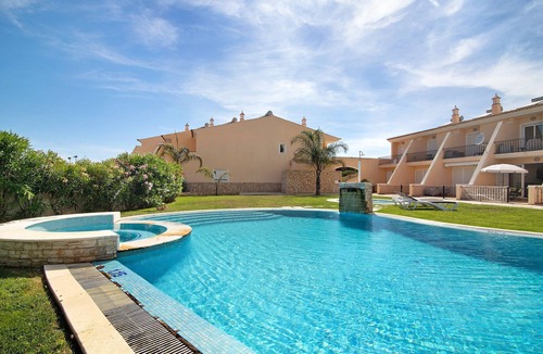 Sesmarias Apartment | Apartment 'Albufeira Townhouse Beach' with Shared Pool, Wi-Fi and Air Conditioning