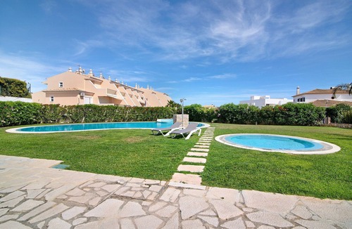 Sesmarias Apartment | Apartment 'Albufeira Townhouse Beach' with Shared Pool, Wi-Fi and Air Conditioning