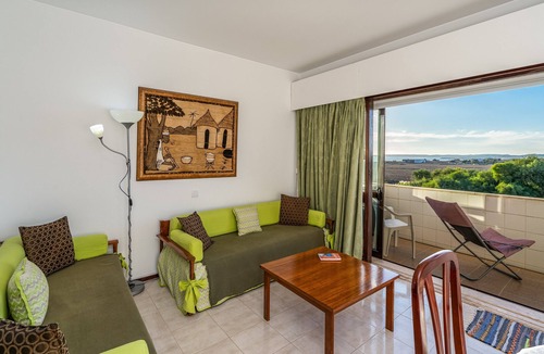 Torralta Apartment | Apartment 'Alvor Beach Front Line Bay' with Sea View, Wi-Fi and Air Conditioning