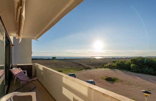 Torralta Apartment | Apartment 'Alvor Beach Front Line Bay' with Sea View, Wi-Fi and Air Conditioning