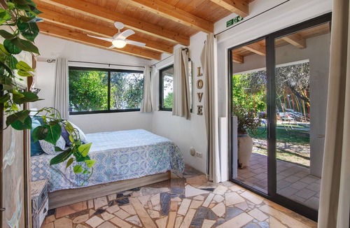 Loule Apartment | Apartment 'Casa De Mondo - Blue Room' with Shared Pool, Wi-Fi and Air Conditioning