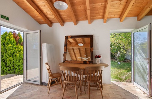 Loule Apartment | Apartment 'Casa De Mondo - Green Room' with Shared Pool, Wi-Fi and Air Conditioning