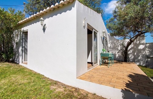 Loule Apartment | Apartment 'Casa De Mondo - Green Room' with Shared Pool, Wi-Fi and Air Conditioning