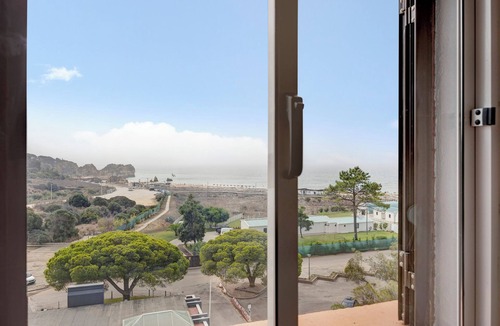 Torralta Apartment | Apartment "Estúdio Superior Mar Atlântico" with Sea View, Pool & Wi-Fi