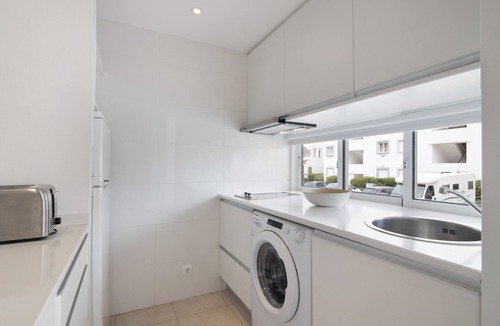 Canada Apartment | Apartment 'Golden Ocean' with Shared Pool, Wi-Fi and Air Conditioning