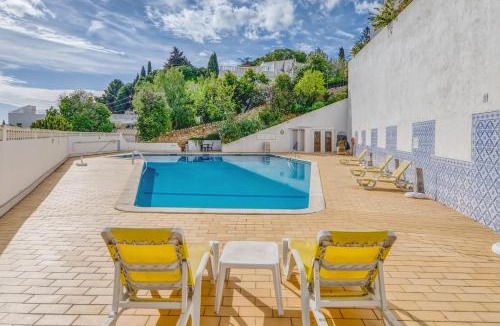 Mato Serrao House | Apartment in center with pool (Colina Branca)
