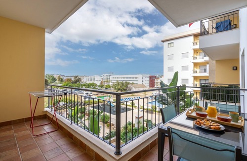 Lagos Apartment | Apartment 'Palmeiras De Jv' with Shared Pool, Wi-Fi and Air Conditioning
