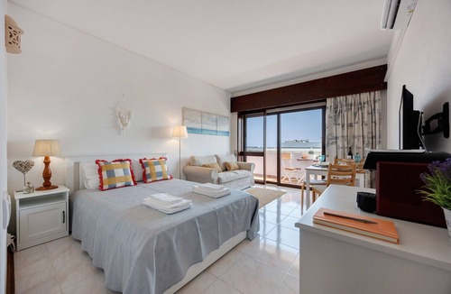 Torralta Apartment | Apartment 'Pôr Do Sol' with Sea View, Wi-Fi and Air Conditioning