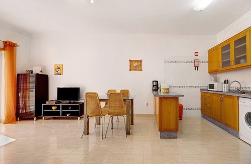 Alporchinhos Apartment | Apartment 'Quinta Das Palmeiras' with Sea View, Wi-Fi and Air Conditioning