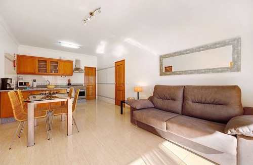Alporchinhos Apartment | Apartment 'Quinta Das Palmeiras' with Sea View, Wi-Fi and Air Conditioning