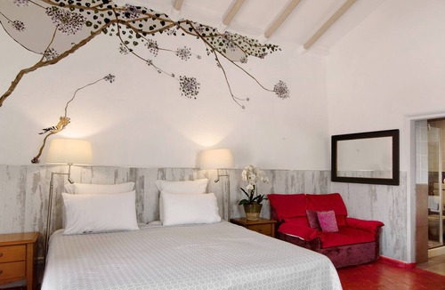 Escanxinhas Apartment | Apartment 'Quinta dos Amigos T0' with Terrace, Shared Pool & Wi-Fi