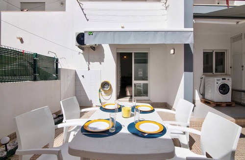 Vila Nova De Cacela Apartment | Apartment 'Rosas No Lagar' with Private Terrace, Wi-Fi and Air Conditioning
