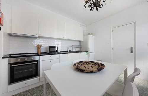 Ferragudo Apartment | Apartment 'Regato' with Private Terrace, Balcony and Wi-Fi