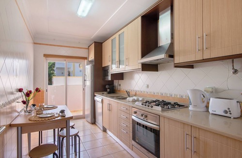 Urbanizacao dos Calicos Apartment | Apartment 'Thiago Holidays' with Shared Pool, Wi-Fi and Air Conditioning
