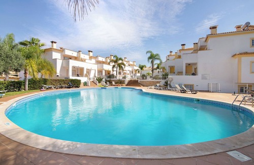 Urbanizacao dos Calicos Apartment | Apartment 'Thiago Holidays' with Shared Pool, Wi-Fi and Air Conditioning