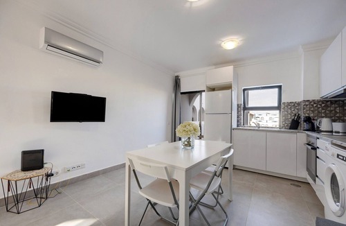 Sagres Apartment | Apartment "Yasmim House" with Shared Pool & Wi-Fi