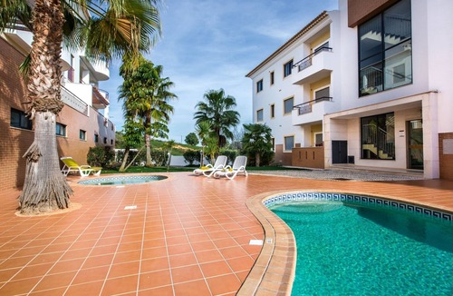 Albardeira Apartment | Apt. Amigas, with access to the communal pool