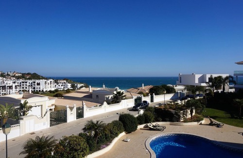 Porto de Mos Apartment | Award Winning Luxury Apartment with Sea view, shared Pool and Gardens, Sleeps 6