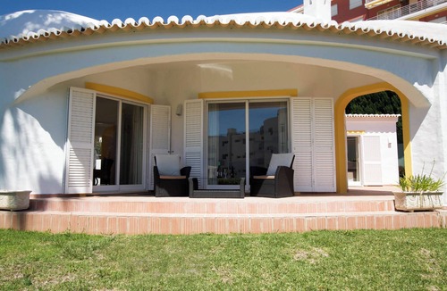 Armacao de Pera Villa | Beachfront location - Ideal family home - Pool & garden