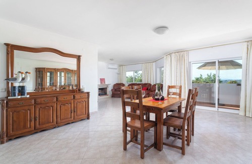 Patio Apartment | BnB Homes large fully equipped Apartment with 2 bedrooms, swimming pool & patio