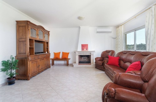 Patio Apartment | BnB Homes large fully equipped Apartment with 2 bedrooms, swimming pool & patio