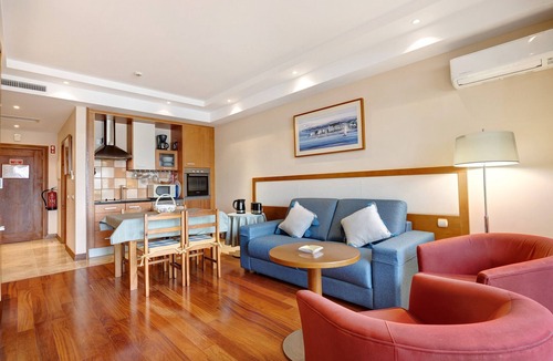 Mexilhoeira da Carregacao Apartment | Boca do Rio - Apartamento T1 close to the Sea with Shared Pool & Wi-Fi