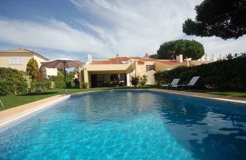 Quarteira Villa | Bright 4 bedroom villa in Vilamoura, quiet area, private pool. Billiard table