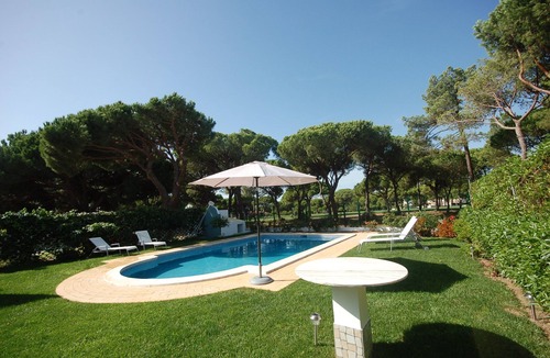 Quarteira Villa | Bright 4 bedroom villa in Vilamoura, quiet area, private pool. Billiard table