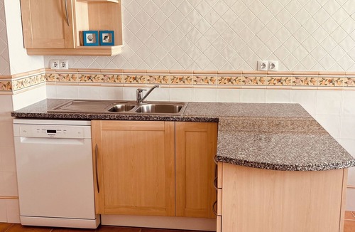 Funchal House | Bright and Sunny with sea views, centrally located, pet friendly