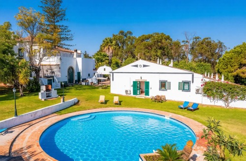 Moncarapacho e Fuseta Apartment | Bright apartment with access to a shared pool