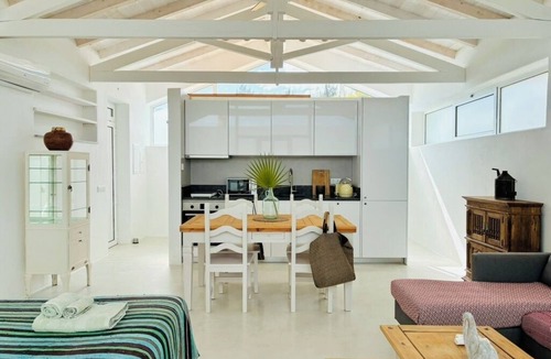 Moncarapacho e Fuseta Apartment | Bright Elegant Algarve Cottage with Natural Pond