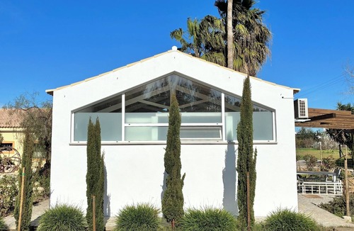 Moncarapacho e Fuseta Apartment | Bright Elegant Algarve Cottage with Natural Pond