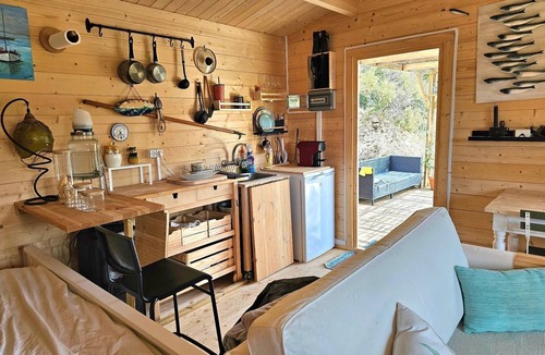 Fonte do Bispo Cabin | Cabin Sleeps 2 with Enclosed Garden