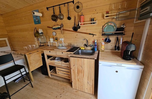 Fonte do Bispo Cabin | Cabin Sleeps 2 with Enclosed Garden