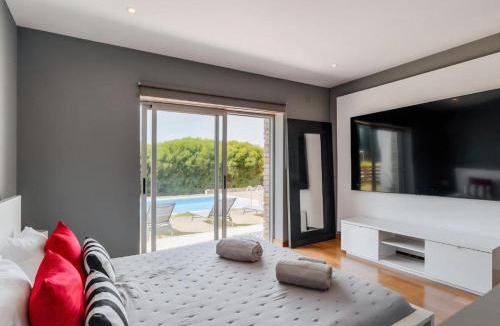 Sintra Villa | Casa da Vagem, Modern Luxury in Sintra, Private Pool, 9 min from Azenhas do Mar