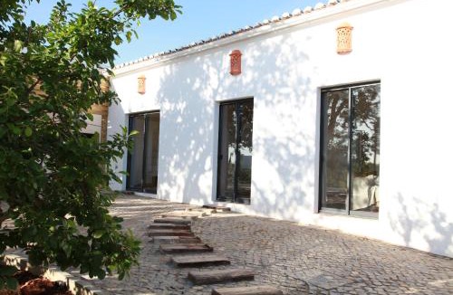 Quelfes House | Casa de Borboletas