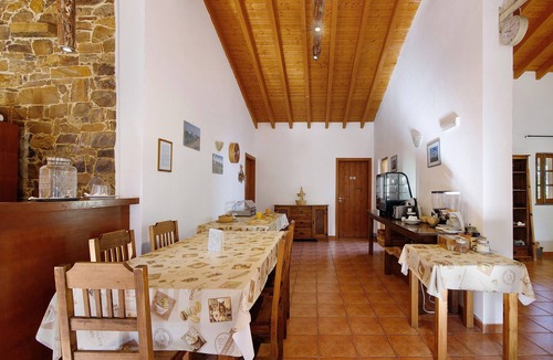 Pedra Arrancada Apartment | Casa de Campo Vale do Asno-Room 'Quarto 1' with Shared Pool, Wi-Fi and Air Conditioning
