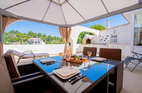 Vale de Centianes Apartment | Casa do Pinho - apartment just a few meters from Centeanes beach