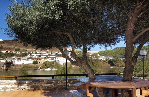 Espirito Santo Villa | Casa do Rio with Mountain View, Jacuzzi & Wi-Fi