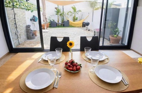 Olhao House | Casa Elegante V3 Moderna 2 Suítes, Jardim e Garagem Privados