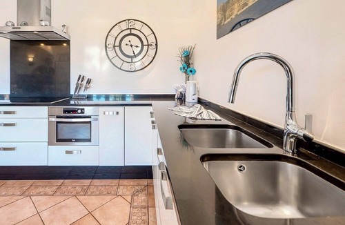 Caramujeira Apartment | Casa Marinha 2 - Lovely 3-bedroom holiday home at Marinha beach
