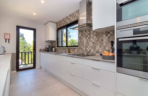 Caramujeira Villa | Casa Palmeiras, Luxury Villa, Tranquil area, BBQ & Large Pool