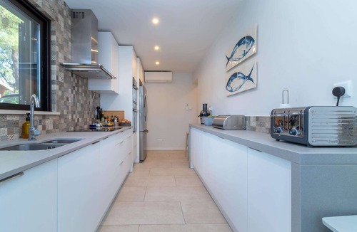 Caramujeira Villa | Casa Palmeiras, Luxury Villa, Tranquil area, BBQ & Large Pool