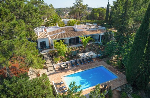 Caramujeira Villa | Casa Palmeiras, Luxury Villa, Tranquil area, BBQ & Large Pool