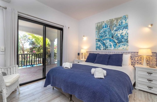 Caramujeira Villa | Casa Palmeiras, Luxury Villa, Tranquil area, BBQ & Large Pool
