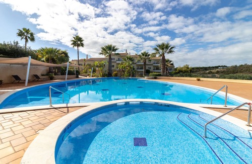Estombar Ski Chalet | Casa Presa Da Moura - sea views, communal pool, jacuzzi, steam room and gym
